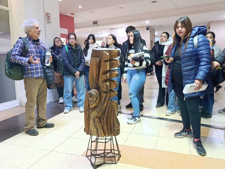 Estudiantes de Artes Visuales visitaron la muestra “Otoño” en La Vieja Terminal