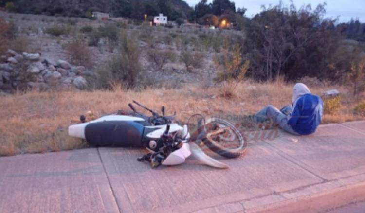 Adolescente resultó gravemente herido tras caer de su motocicleta: conducía alcoholizado y sin casco