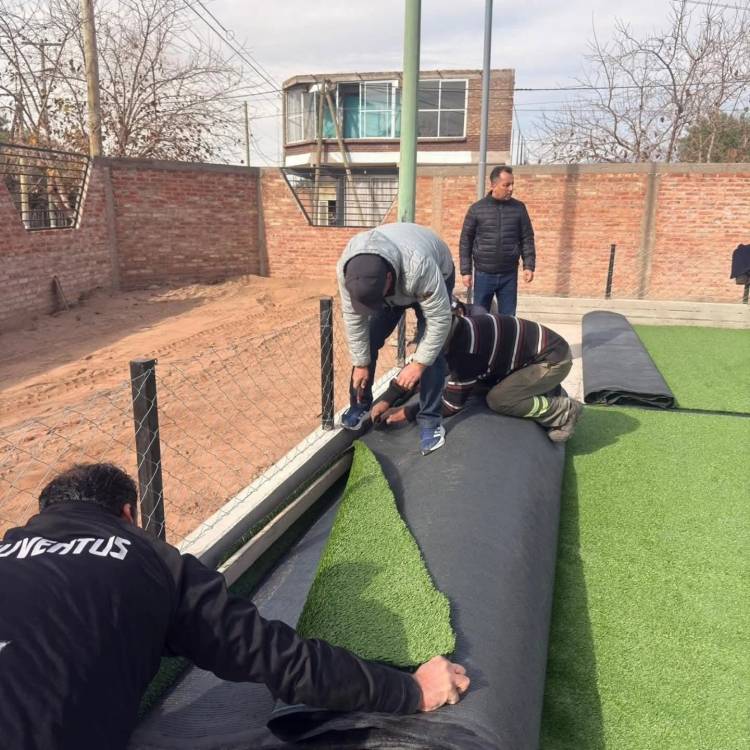 Avanza la obra del Polideportivo de Vichigasta con la colocación de césped sintético