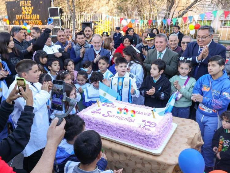 Los Sarmientos celebró sus 339 años con un emotivo acto y desfile cívico-militar