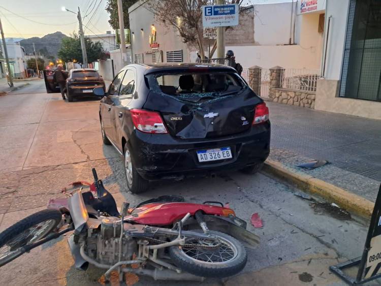 Motociclista perdió el control al intentar sobrepasar un vehículo y protagonizó un choque frente al SUM-ERI