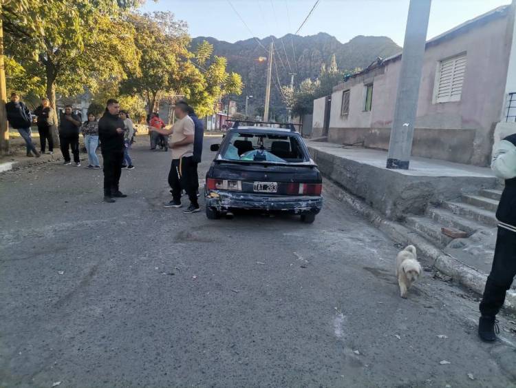 Anguinán: dos menores resultaron heridos tras chocar en moto contra un automóvil