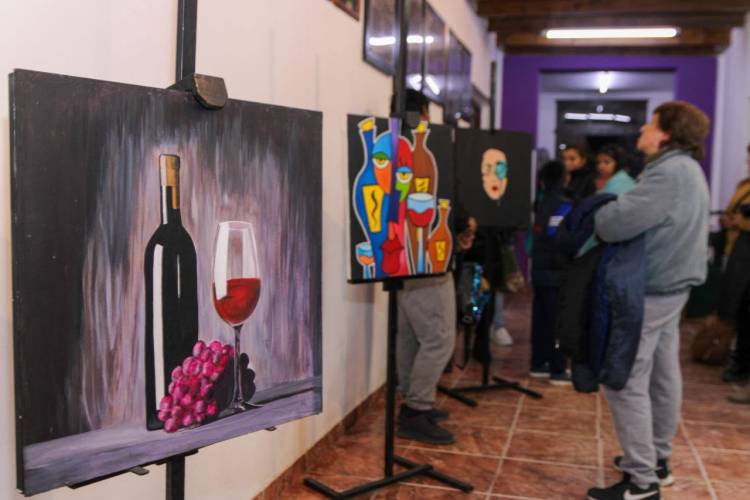 La Escuela Municipal de Arte celebró sus 40 años con la muestra "Con el Arte a Cuestas"