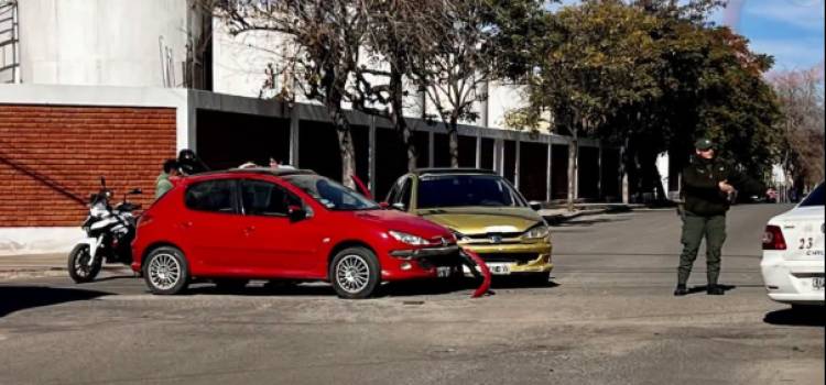 Fuerte choque entre dos automóviles en la intersección de Máximo Martínez y La Plata