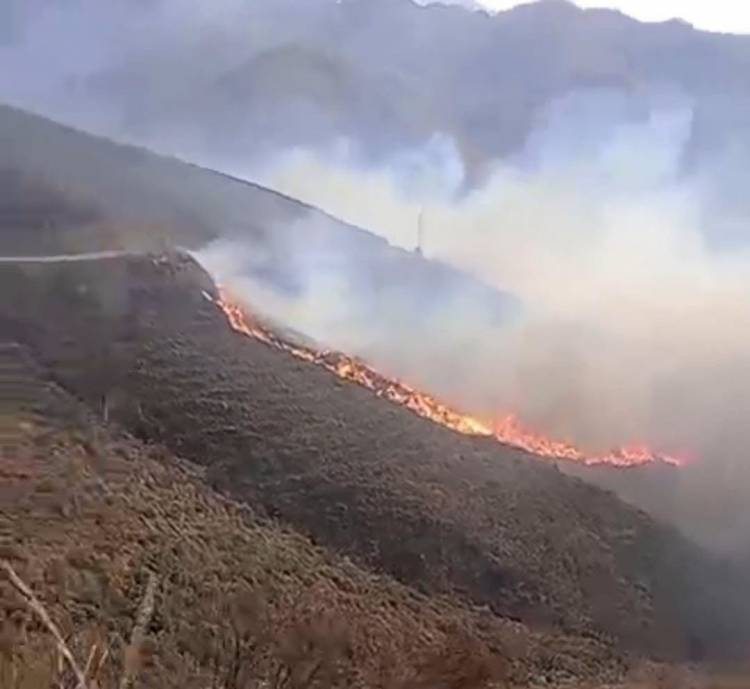 Piden no acercarse al área del incendio de Guanchín y prohíben el uso de drones para facilitar el operativo aéreo