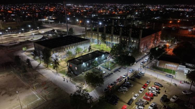 Nueva iluminación en el Polideportivo Carlos Saúl Menem