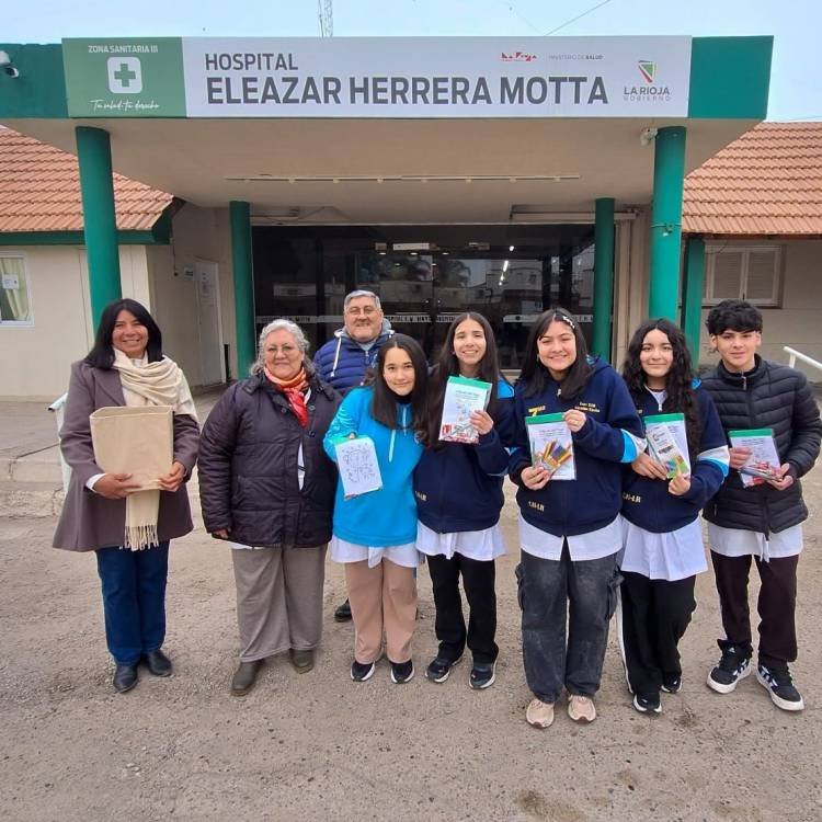 Alumnos de una escuela primaria entregaron regalos a niños en el Hospital