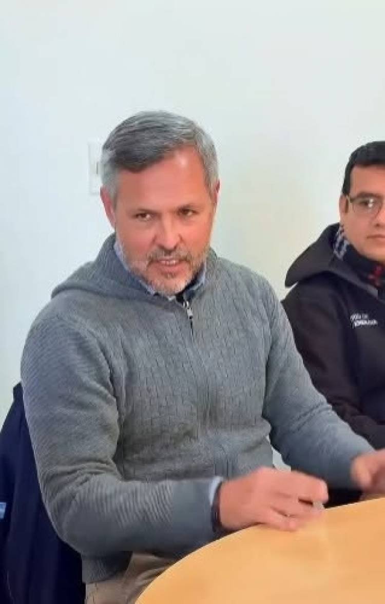 Personal de la Secretaría de Obras Públicas lleva adelante trabajos sobre avenida Presidente Perón, frente a la Terminal de Ómnibus, a raíz de un bache de gran tamaño generado tras la intervención de la empresa Aguas Riojanas para reparar un caño maestro averiado.