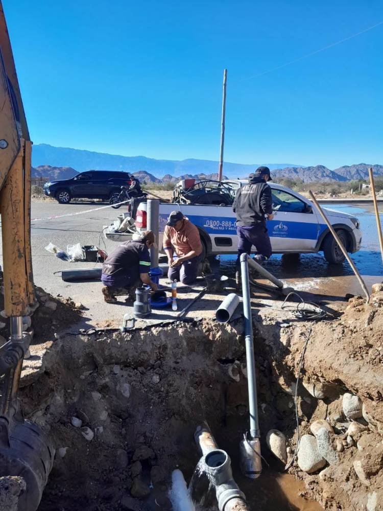 Realizan trabajos de empalme de una nueva red de agua potable sobre avenida Circunvalación