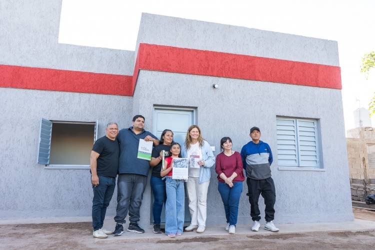 La Provincia entregó una nueva vivienda del Plan Angelelli a una familia del barrio Santa Bárbara
