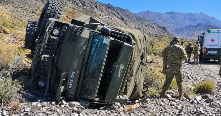 Volcó un camión Unimog del Ejército Argentino en inmediaciones de Mina La Mejicana