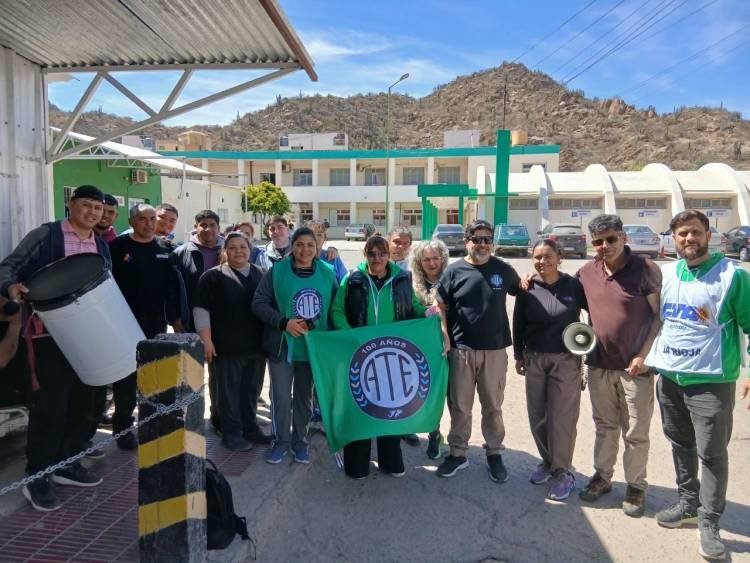Trabajadores de la salud reclaman información sobre el pase a planta permanente