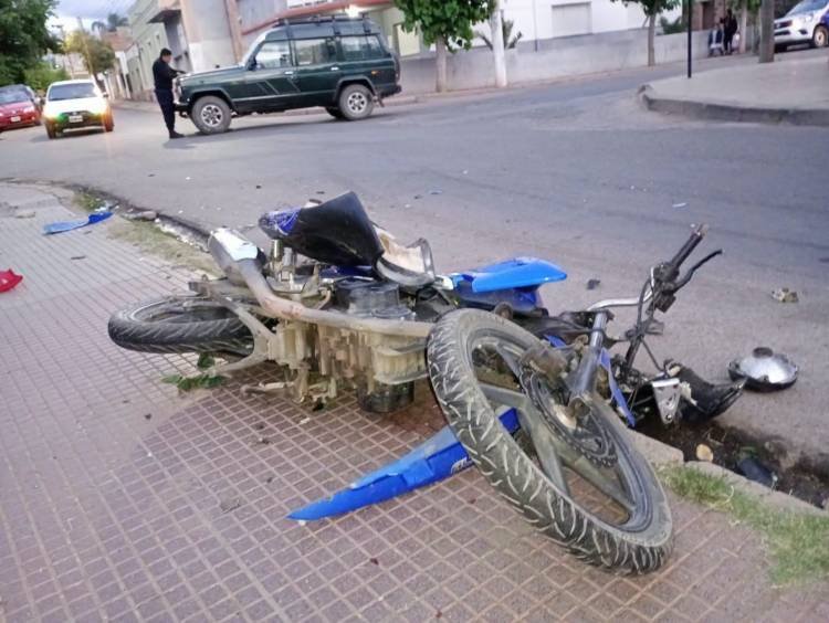 Una camioneta chocó contra una moto y el conductor sufrió lesiones graves
