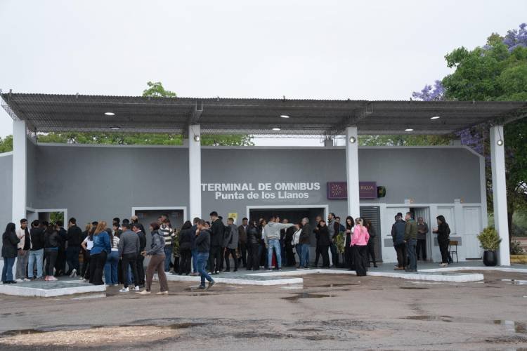 Quintela recorrió la terminal de ómnibus recuperada de Punta de los Llanos que mejora la conectividad para los pasajeros de los Llanos