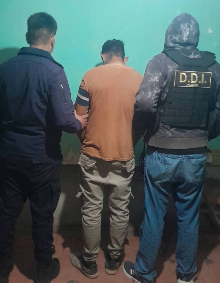 Detuvieron a un hombre y secuestraron zapatillas y un revólver durante un allanamiento