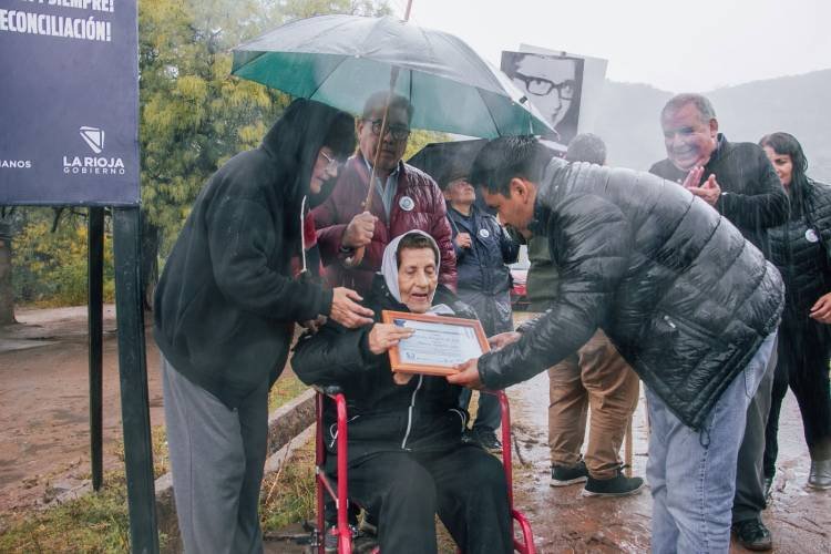 Señalizan en Nacate un sitio de memoria en homenaje a Marcela Brizuela de Ledo y a su hijo Alberto